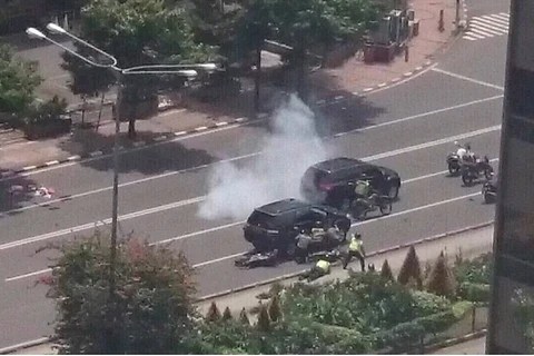Cảnh sát Indonesia đấu súng với kẻ khủng bố. (Nguồn: Twitter)