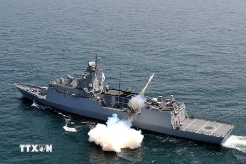 Hải quân Hàn Quốc bắn tên lửa chống hạm trong một cuộc tập trận. (Nguồn: AFP/TTXVN)