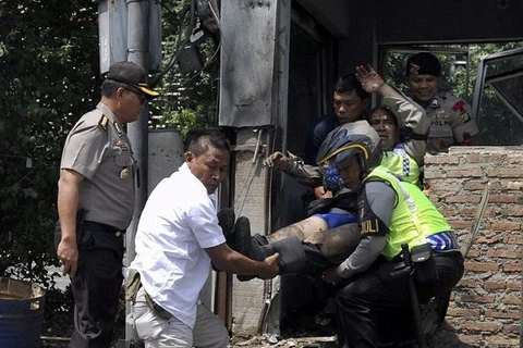 Một cảnh sát bị thương trong vụ đánh bom ở Indonesia. (Nguồn: EPA)