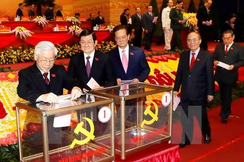 Các đồng chí lãnh đạo Đảng, Nhà nước và đại biểu bỏ phiếu bầu Ban Chấp hành Trung ương Đảng khóa XII. (Ảnh: TTXVN)