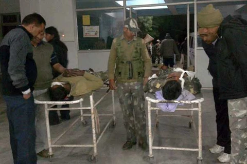 Hai người bị thương trong vụ tấn công được đưa tới bệnh viện. (Nguồn: ndtv.com)