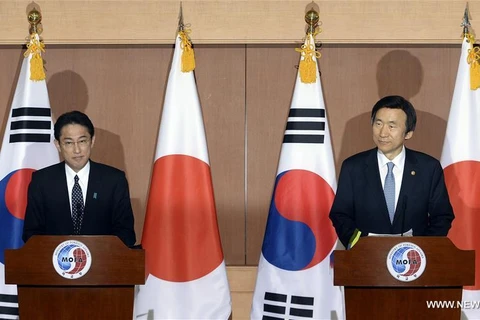 Ngoại trưởng Hàn Quốc Yun Byung Se (phải) và người đồng cấp Nhật Bản Fumio Kishida. (Nguồn: xinhuanet.com)