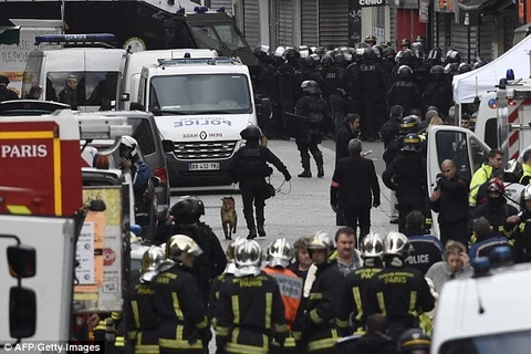Cảnh sát Paris bố ráp nơi ở của kẻ chủ mưu vụ tấn công khủng bố Paris. (Nguồn: AFP)