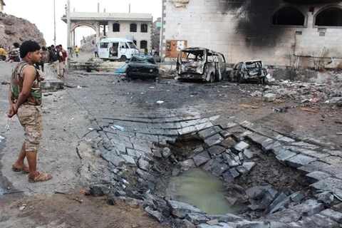 Hiện trường một vụ đánh bom liều chết ở Yemen. (Ảnh: AFP)