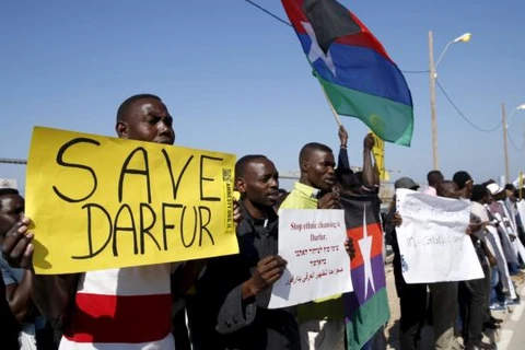 Người dân Sudan đứng trước Đại sứ quán Mỹ ở Tel Aviv . (Nguồn: Reuters)