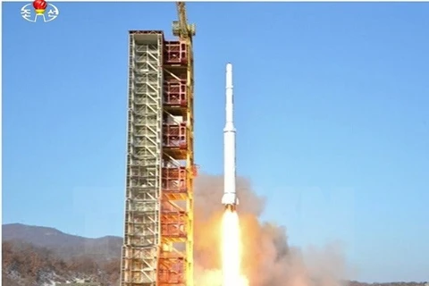 Tên lửa mang theo vệ tinh Kwangmyongsong-4 rời bệ phóng. (Nguồn: YONHAP/TTXVN)