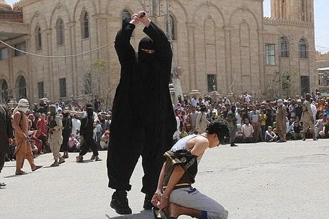 Ayham Hussein bị một thành viên IS chặt đầu. (Nguồn: Daily Mail)