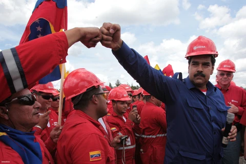 Tổng thống Venezuela Nicolas Maduro thăm các công nhân của Tập đoàn dầu khí quốc gia Venezuela. (Nguồn: pulsamerica.co.uk)