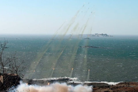 Pháo binh Triều Tiên diễn tập bắn đạn thật. (Nguồn: KCNA)