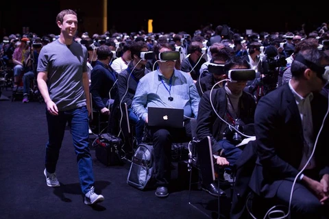 Mark Zuckerberg đi giữa đám đông và không hề ai biết tới sự có mặt của ông. (Nguồn: Facebook)