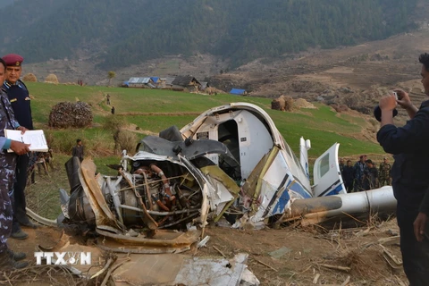 Cảnh sát Nepal điều tra tại hiện trường vụ tai nạn máy bay của hãng hàng không Air Kasthamandap ngày 26/2. (Nguồn: THX/TTXVN) 