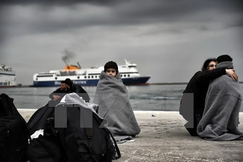 Người di cư từ Thổ Nhĩ Kỳ vượt biển Aegean tới đảo Lesbos của Hy Lạp ngày 29/2. (Nguồn: AFP/TTXVN)