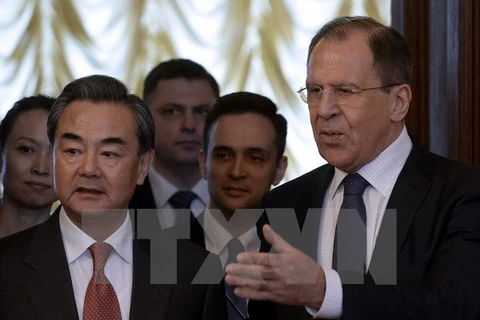 Ngoại trưởng Nga Sergei Lavrov (phải) và Ngoại trưởng Trung Quốc Vương Nghị. (Nguồn: AFP/TTXVN) 