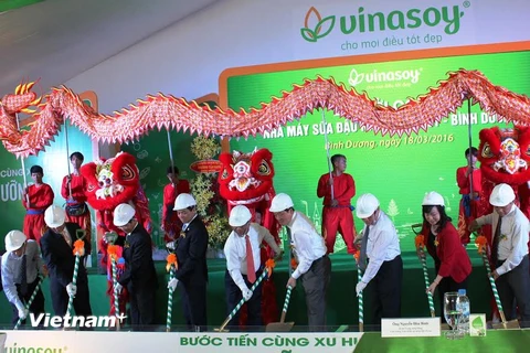 Lễ khởi công xây nhà máy Sữa đậu nành Vinasoy Bình Dương. (Ảnh: Dương Chí Tưởng/Vietnam+)