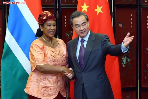 Ngoại trưởng Trung Quốc Vương Nghị và người đồng cấp của Gambia là Neneh MacDouall Gaye. (Nguồn: News.cn)
