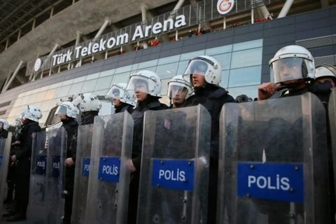 Cảnh sát Thổ Nhĩ Kỳ bên ngoài sân vận động Turk Telekom Arena. (Nguồn: AFP/TTXVN)