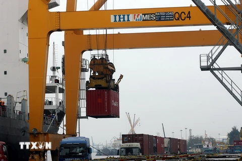 Bốc xếp contairner hàng hóa xuất nhập khẩu tại Cảng Chùa Vẽ. (Ảnh: Huy Hùng/TTXVN)
