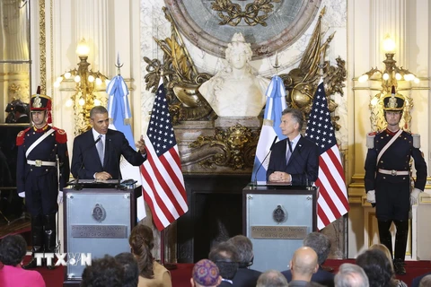 Tổng thống Argentina Mauricio Macri (phải) và Tổng thống Mỹ Barack Obama tại cuộc họp báo chung sau hội đàm. (Nguồn: AFP/TTXVN)