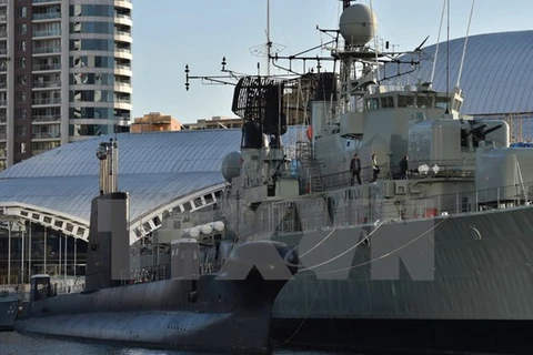 Tàu ngầm HMAS Onslow (trái) và tàu khu trục HMAS Vampire của hải quân Australia. (Nguồn: AFP/TTXVN)