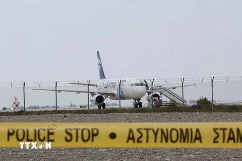 Máy bay Airbus A-320 (giữa) sau khi bị bắt cóc và phải hạ cánh xuống sân bay Larnaca ở CH Cyprus ngày 29/3. (Nguồn: AFP/TTXVN)