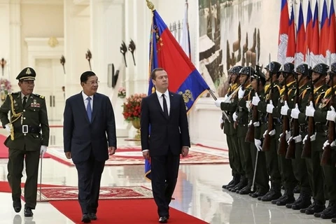 Thủ tướng Campuchia Hun Sen đón tiếp Thủ tướng Nga Dmitry Medvedev (phải) trong chuyến thăm Campuchia hồi tháng 11/2015. (Nguồn: dailystar.com.lb)