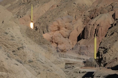 Quân đoàn Vệ binh Cách mạng Hồi giáo Iran phóng thử hai tên lửa đạn đạo. (Nguồn: AFP/TTXVN)