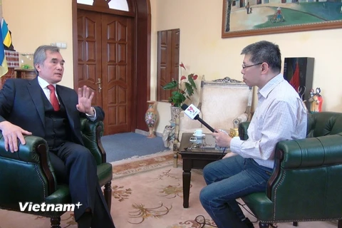 Đại sứ Nguyễn Minh Trí trả lời phỏng vấn. (Ảnh: Duy Trinh/Vietnam+)
