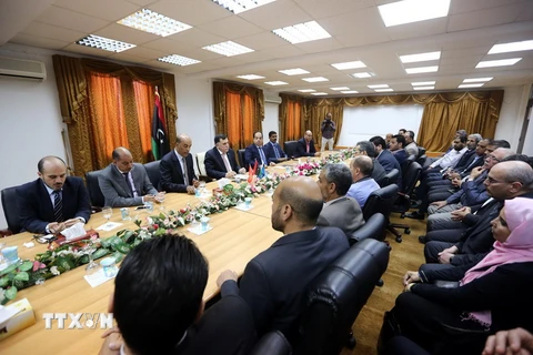 Thủ tướng Chính phủ đoàn kết của Libya Fayez al-Sarraj (thứ 4, trái) trong cuộc họp với hội đồng Tổng thống ở Tripoli ngày 31/3. (Nguồn: AFP/TTXVN)