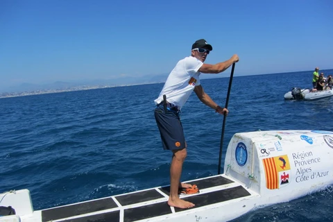 Nicolas Jarossay và chiếc ván lướt đặc biệt của mình. (Nguồn: sup-transatlantique.fr)