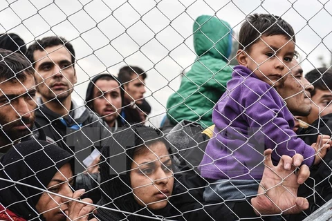 Người tị nạn và di cư đợi để qua biên giới Hy Lạp-Macedonia. (Nguồn: AFP/TTXVN)