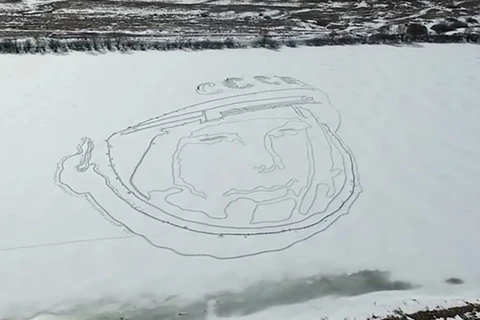 Khuôn mặt của Gagarin xuất hiện trên hồ băng. (Nguồn: YouTube) 