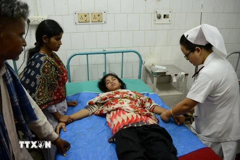 Điều trị cho người bị thương do động đất tại bệnh viện ở Siliguri, Ấn Độ ngày 13/4. (Nguồn: AFP/TTXVN)