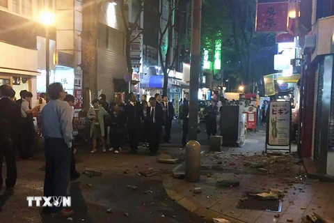 Người dân đổ xuống đường phố do lo ngại dư chấn sau động đất ở thành phố Kumamoto ngày 14/4. (Nguồn: AFP/TTXVN)