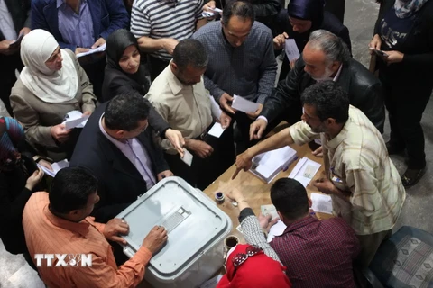 Cử tri Syria bỏ phiếu tại một điểm bầu cử ở Aleppo ngày 13/4. (Nguồn: AFP/TTXVN)
