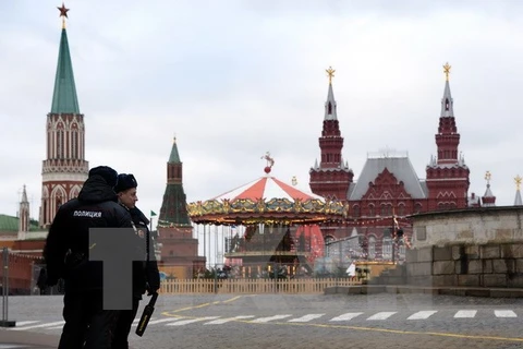 Cảnh sát Nga tuần tra trên quảng trường Đỏ ở thủ đô Moskova. (Nguồn: AFP/TTXVN) 