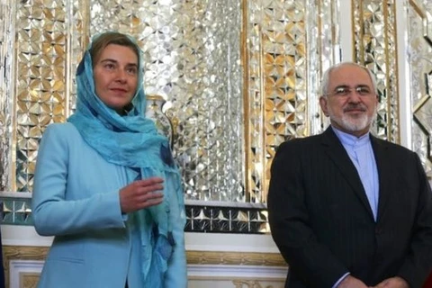 Đại diện cấp cao phụ trách chính sách an ninh-đối ngoại của EU Federica Mogherini (trái) và Ngoại trưởng Iran Mohammad Javad Zarif. (Nguồn: AFP)