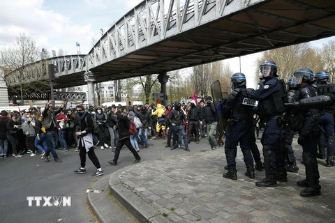 Cảnh sát Pháp làm nhiệm vụ trong cuộc biểu tình tại thủ đô Paris ngày 14/4. (Nguồn: AFP/TTXVN)