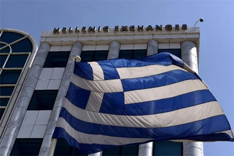 Lá cờ Hy Lạp bay bên ngoài tòa nhà Chứng khoán Hy Lạp. (Nguồn: AFP)