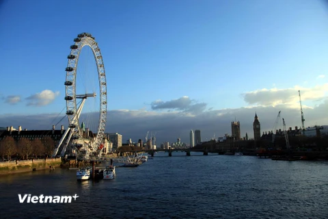 London Eye và xa xa là Tháp đồng hồ Big Ben nổi bật trong ánh nắng chiếu xiên cuối ngày. (Ảnh: Như Mai/Vietnam+)