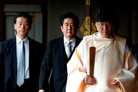 Thủ tướng Nhật Bản Shinzo Abe trong một chuyến thăm đền Yasukuni hồi tháng 12/2013. (Ảnh: Reuters)
