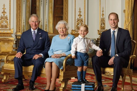 Nữ hoàng Elizabeth II chụp ảnh lưu niệm cùng Thái tử Charles, Hoàng tử William và Hoàng tử nhí George. (Nguồn: AP)