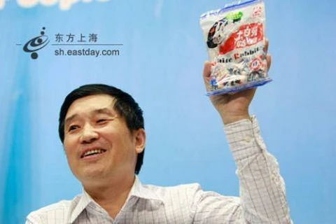 Ông Weng Mao trong buổi lễ giới thiệu một sản phẩm kẹo mới. (Nguồn: CCTV)