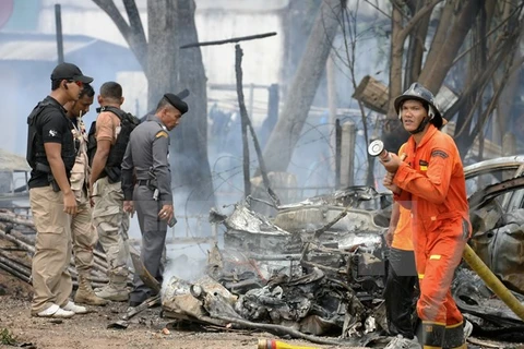 Cảnh sát Thái Lan điều tra tại hiện trường một vụ nổ bom ở Pattani. (Nguồn: AFP/TTXVN)