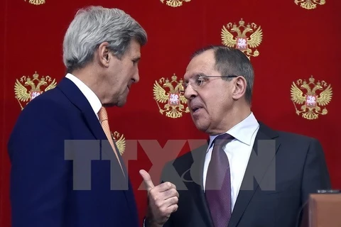 Ngoại trưởng Nga Sergei Lavrov (phải) và người đồng cấp Mỹ John Kerry. (Nguồn: AFP/TTXVN) 
