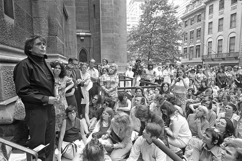 Daniel J. Berrigan liên tiếng phản đối các cuộc chiến tranh vô nghĩa của nước Mỹ. Bức ảnh được chụp tại New York vào năm 1972. (Nguồn: The New York Times) 