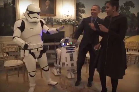 Hai vợ chồng ông Obama nhảy một cách say sưa. (Nguồn: theverge.com)