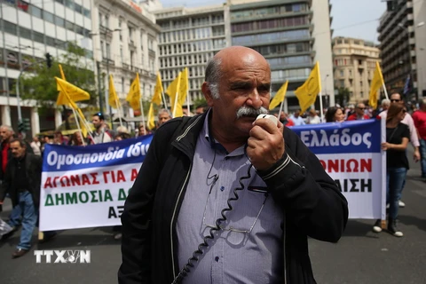 Biểu tình phản đối những cải cách về thuế và lương hưu tại Athens. (Nguồn: EPA/TTXVN)