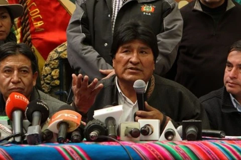 Tổng thống Bolivia Evo Morales (giữa) phát biểu trong một cuộc họp. (Nguồn: EPA)