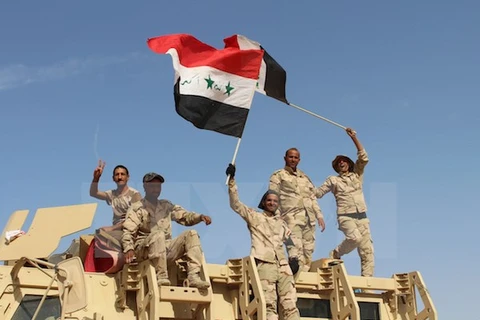 Lực lượng Chính phủ Iraq mừng chiến thắng sau chiến dịch giành lại thị trấn Zankura, thủ phủ tỉnh Anbar từ IS ngày 10/3. (Nguồn: AFP/TTXVN)
