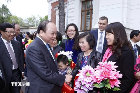Thủ tướng Nguyễn Xuân Phúc đến thăm và nói chuyện với cán bộ Đại sứ quán Việt Nam tại Liên Bang Nga. (Ảnh: Thống Nhất/TTXVN)